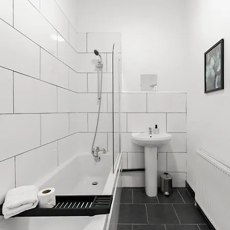 Apartment 20 Percent Off! Stylish Abode Sleeps 12 *