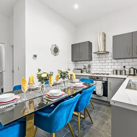 20 Percent Off! Stylish Abode Sleeps 12 * Sheffield