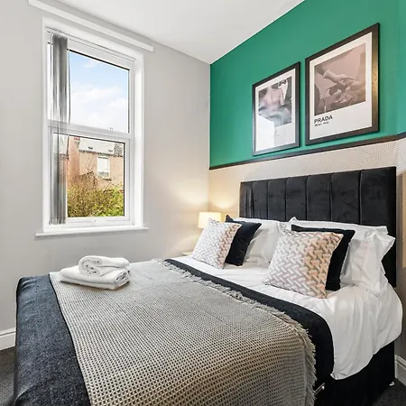 20 Percent Off! Stylish Abode Sleeps 12 Apartment Sheffield