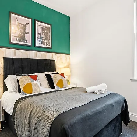 20 Percent Off! Stylish Abode Sleeps 12 Apartment *