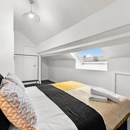 Apartment 20 Percent Off! Stylish Abode Sleeps 12 Sheffield