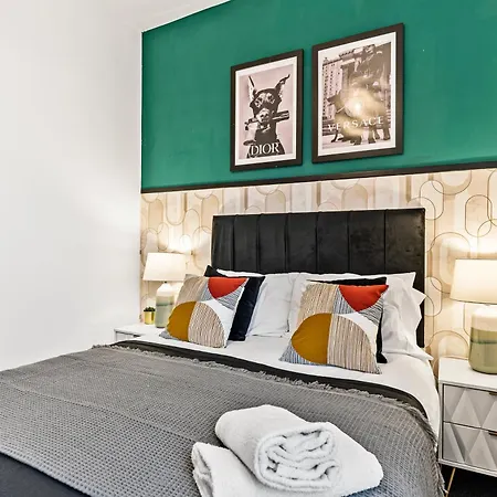 20 Percent Off! Stylish Abode Sleeps 12 * Sheffield