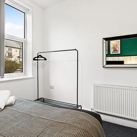 20 Percent Off! Stylish Abode Sleeps 12 Apartment