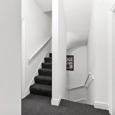 Apartment 20 Percent Off! Stylish Abode Sleeps 12 Sheffield
