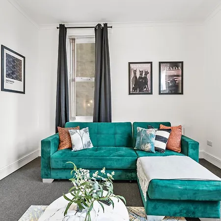 20 Percent Off! Stylish Abode Sleeps 12 * Sheffield
