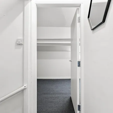 20 Percent Off! Stylish Abode Sleeps 12 *