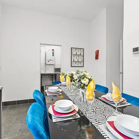 20 Percent Off! Stylish Abode Sleeps 12 Apartment Sheffield