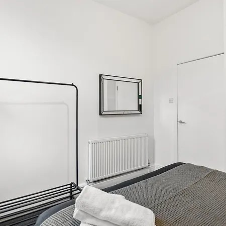 20 Percent Off! Stylish Abode Sleeps 12 Sheffield