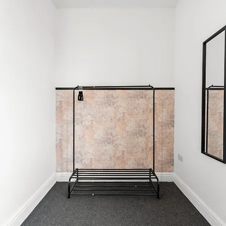 20 Percent Off! Stylish Abode Sleeps 12 Apartment